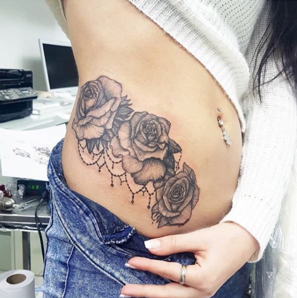 tatuaje de rosas estilo puntillismo dotwork