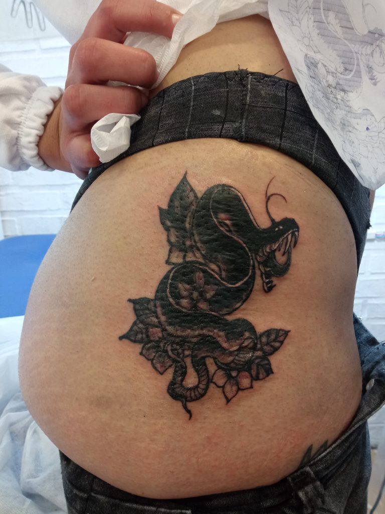tatuaje serpiente blackwork