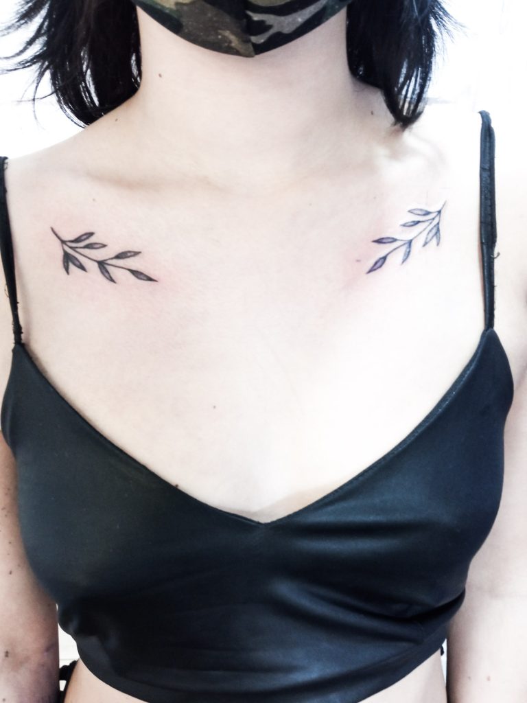 tatuaje de ramas en al pecho