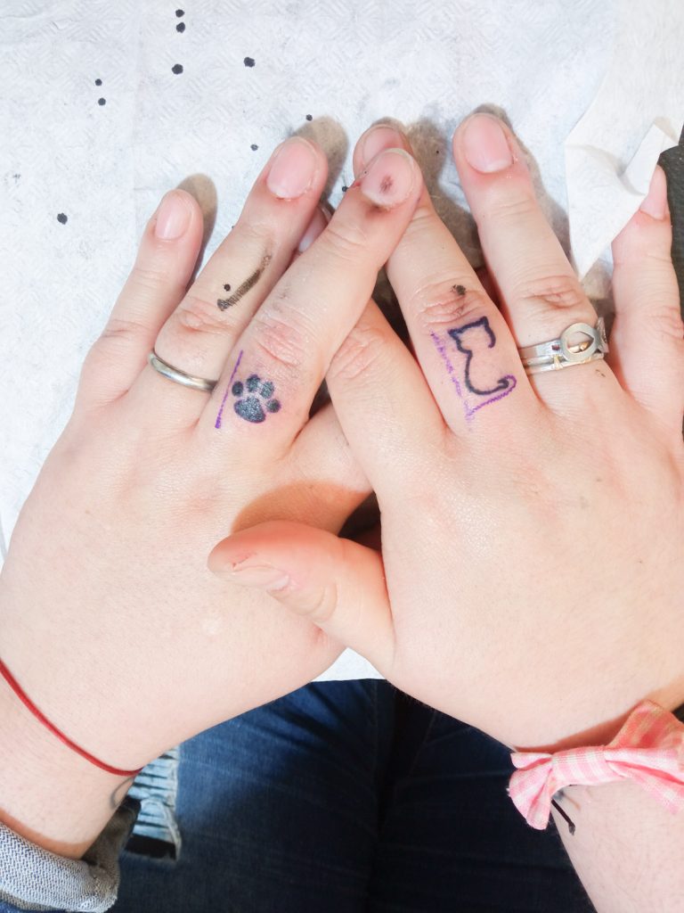 tatuajes en los dedos