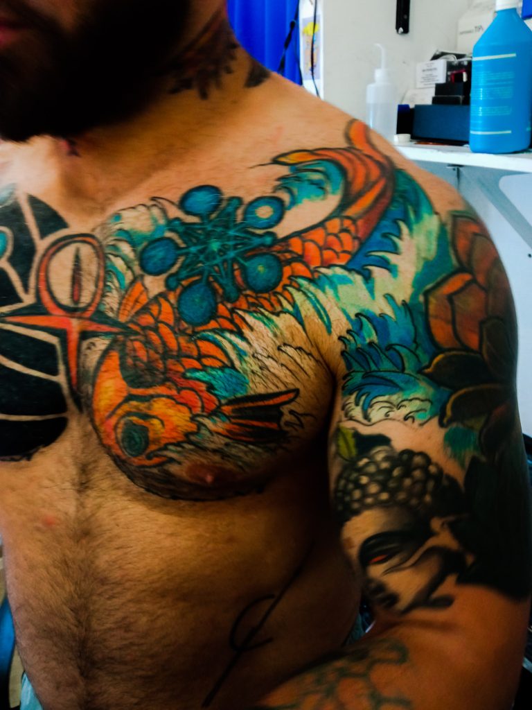 tatuaje de koy pecho
