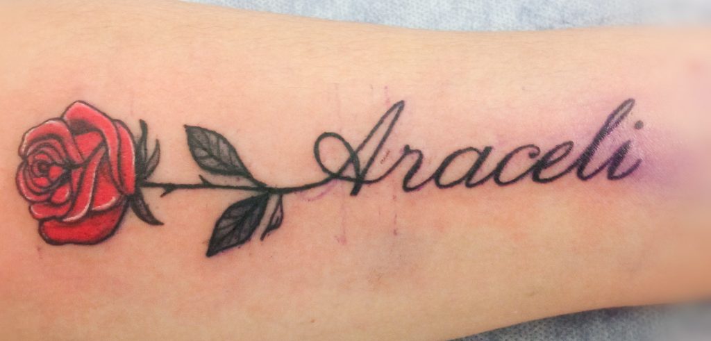 tatuaje nombre con flor