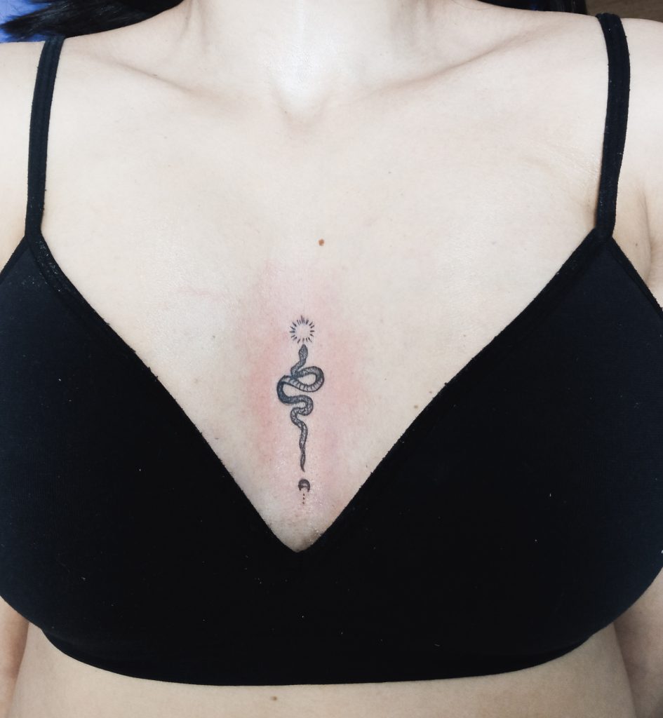 tatuaje de serpiente pecho mujer estilo linea fina