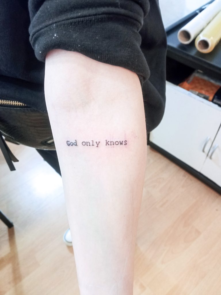 tatuaje de frase en maquina de escribir