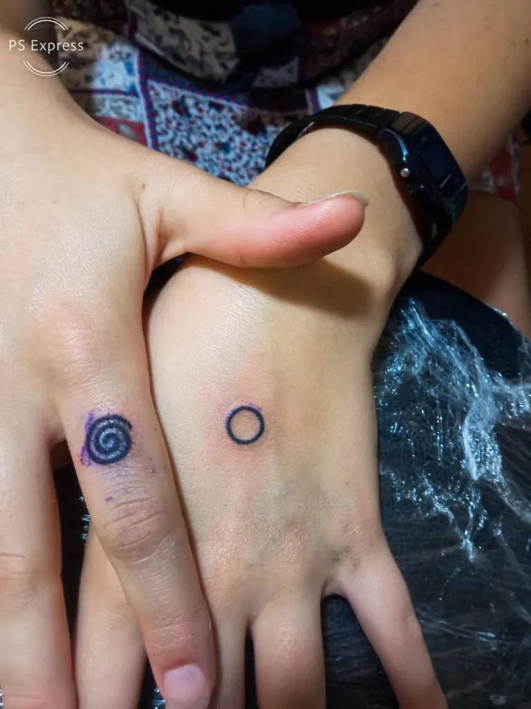 tatuajes en los dedos