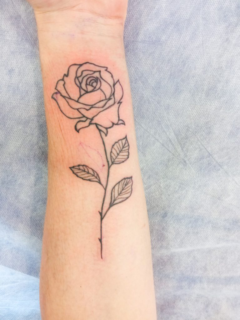 tatuaje minimalista rosa