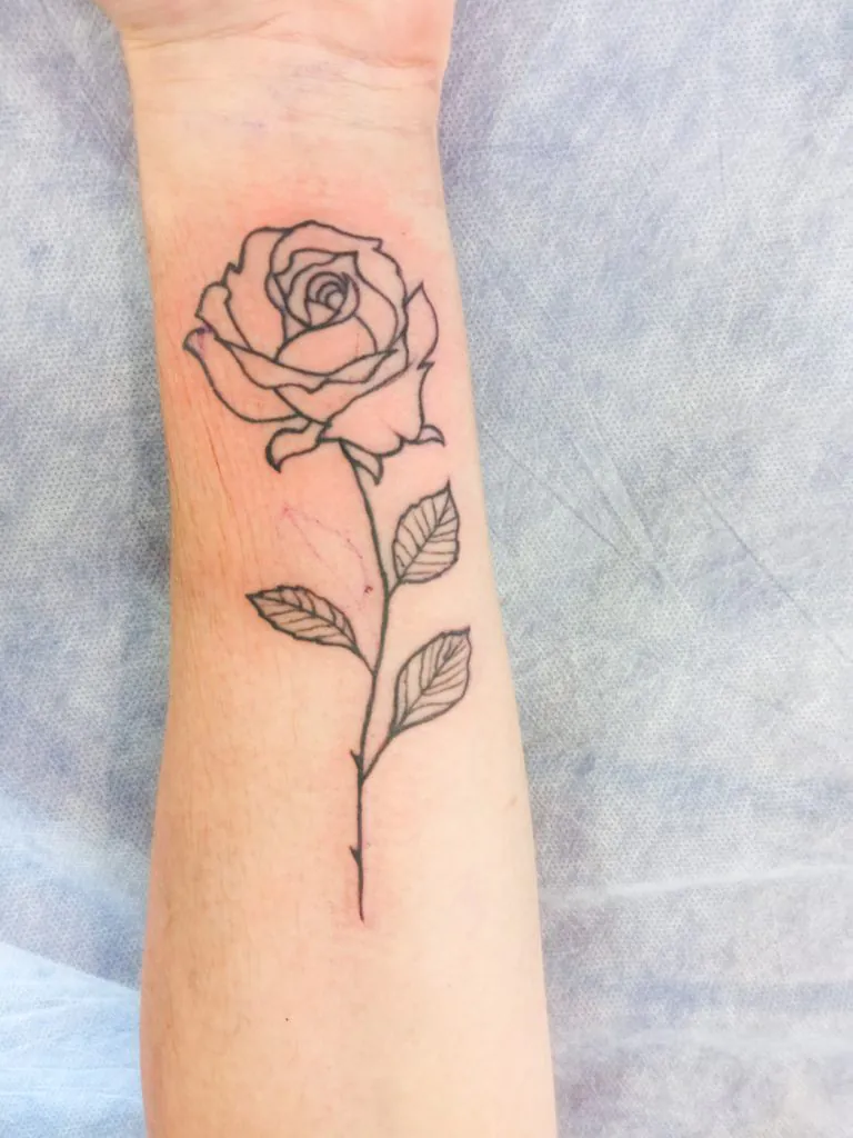 tatuaje minimalista rosa