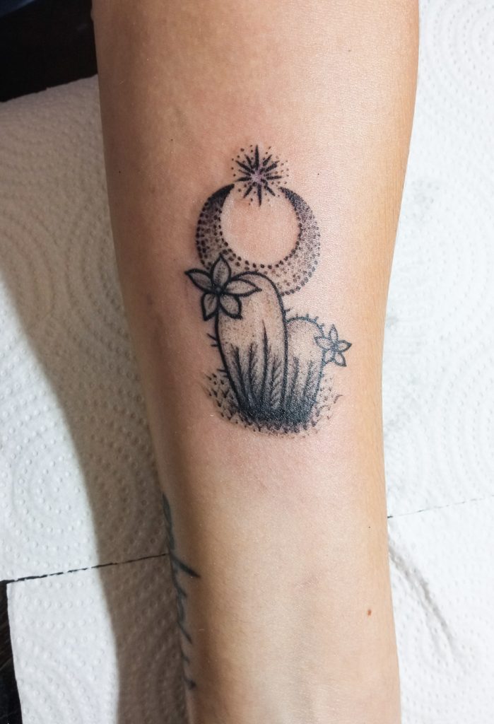 tatuaje de cactus minimalista