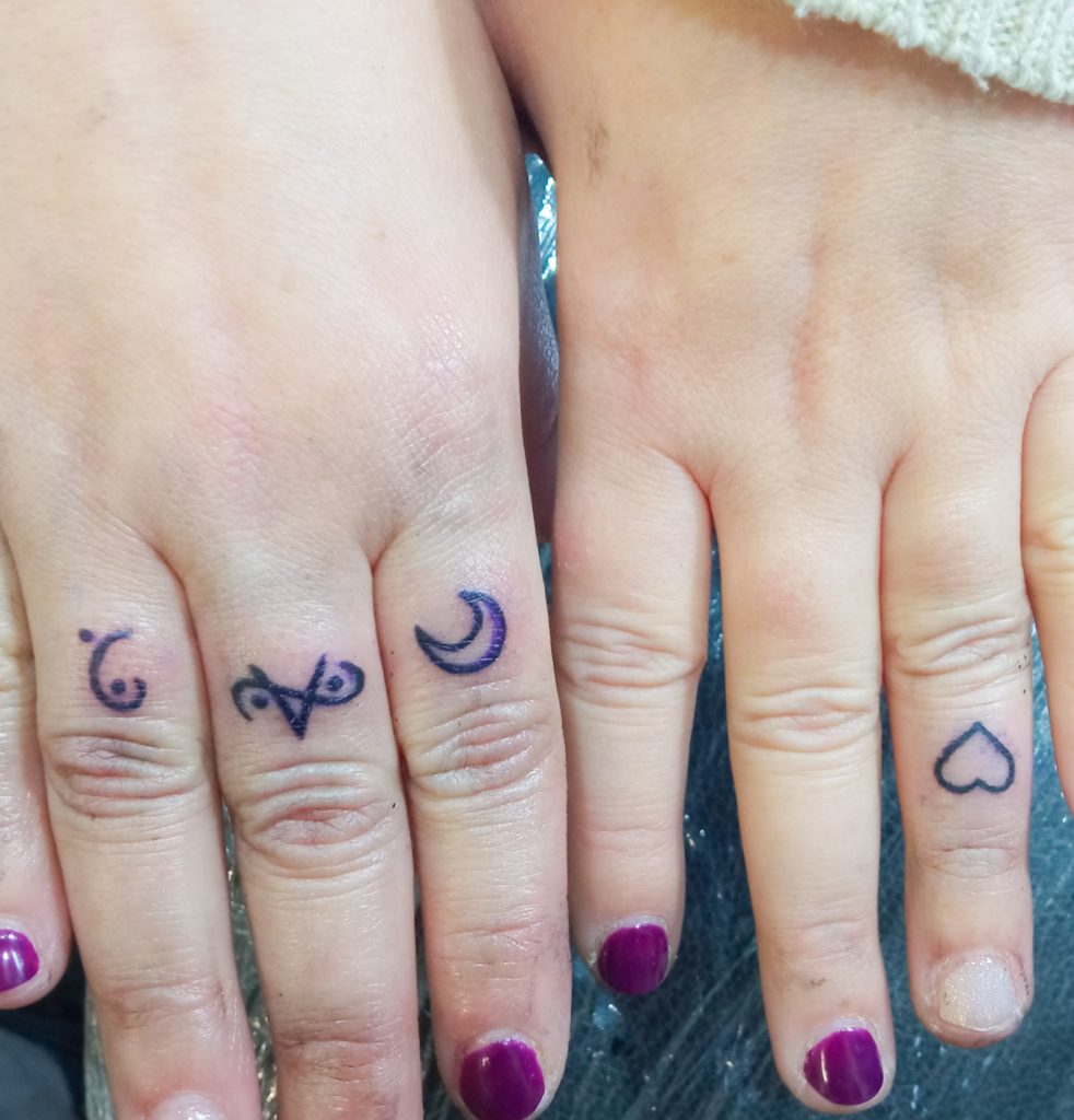 tatuajes en los dedos