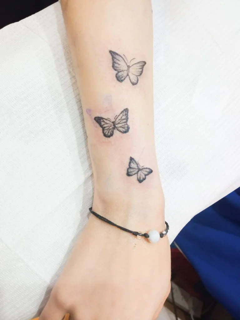 tatuaje mariposas linea fina