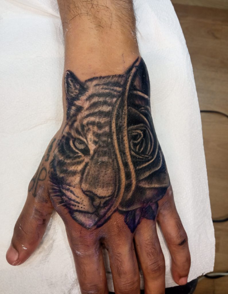 tauaje de tigre realista