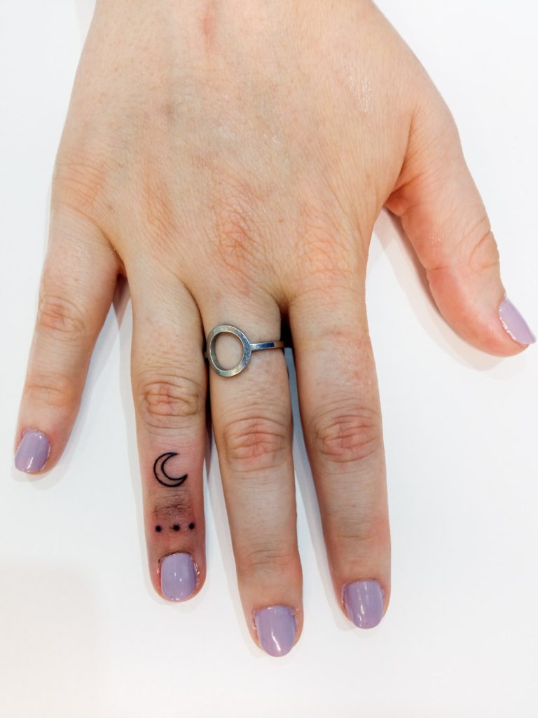 tatuajes en los dedos