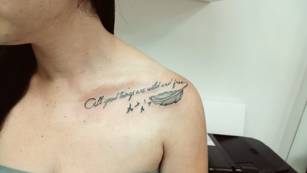 tatuaje de letra con pluma