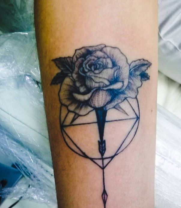 tatuaje de rosa estilo puntillismo