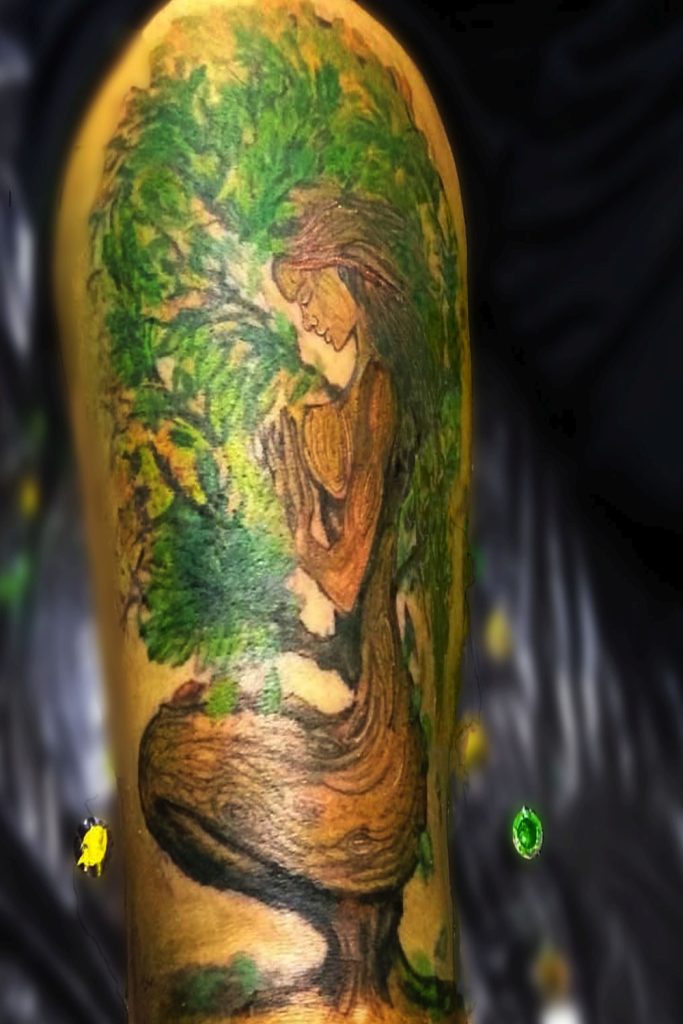 tauaje de arbol surrealista