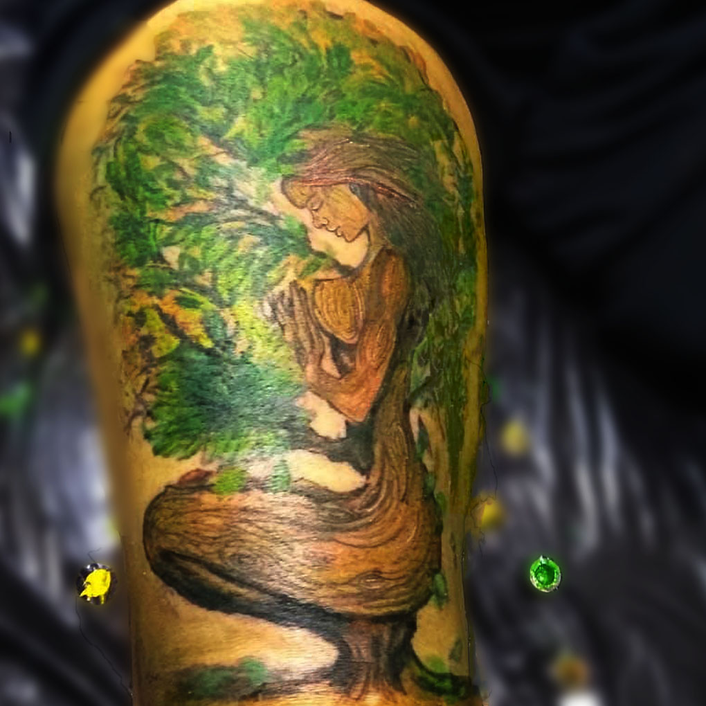 tatuaje de arbol con forma de mujer neo tradicional