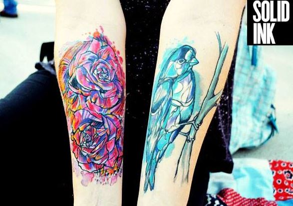 tatuaje de ave y rosas estilo acuarelas watercolor