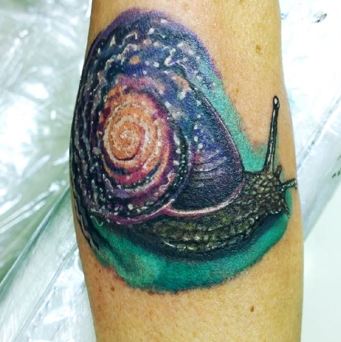 tatuaje de caracol surrealista
