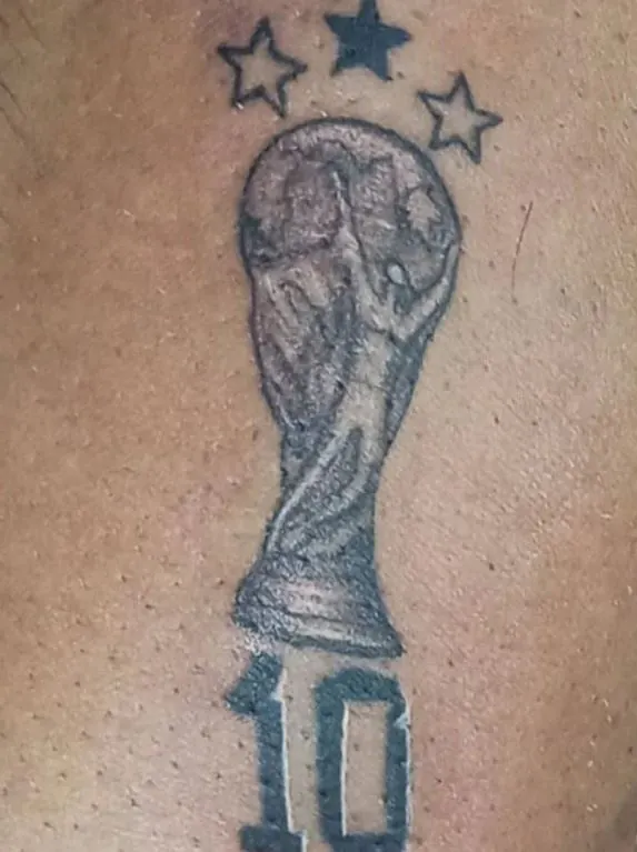 tatuaje de copa minimalista