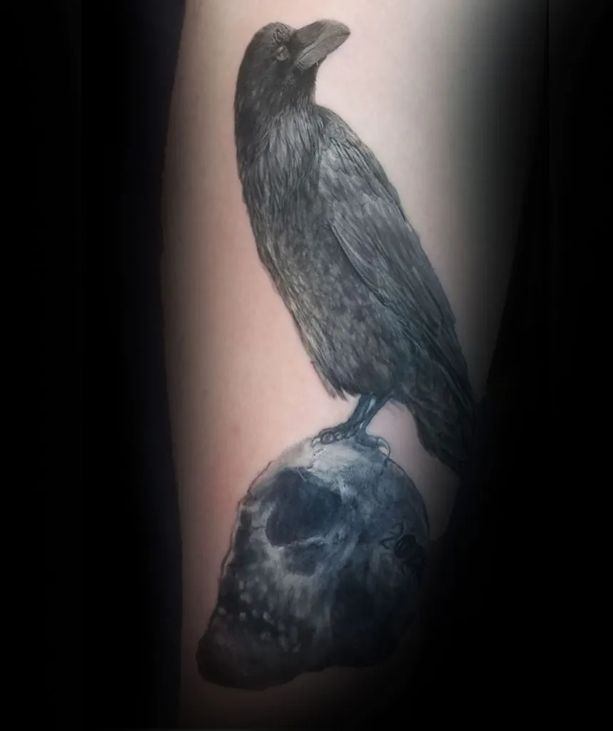 tatuaje de cuervo realista