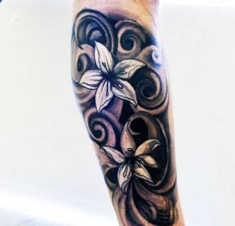 tauaje de flores realistas black and gray