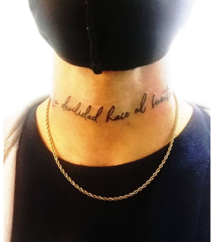 frase en el cuello