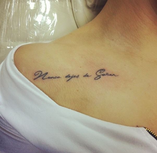 tatuaje de frase ombro