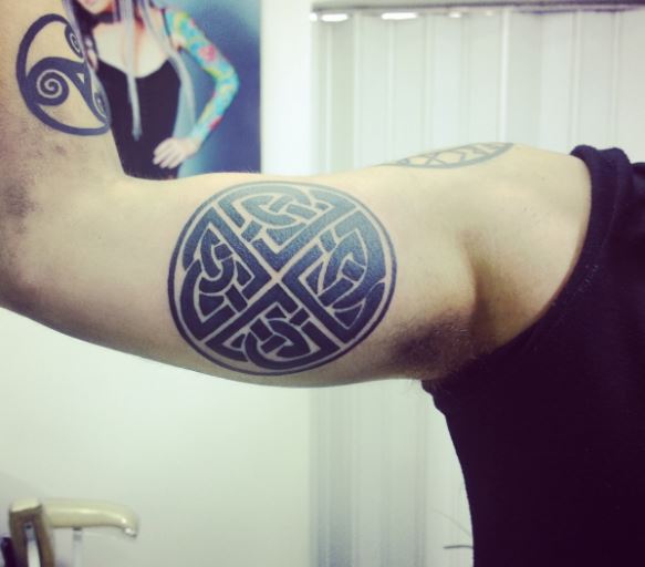 tatuaje estilo geometría en el antebrazo