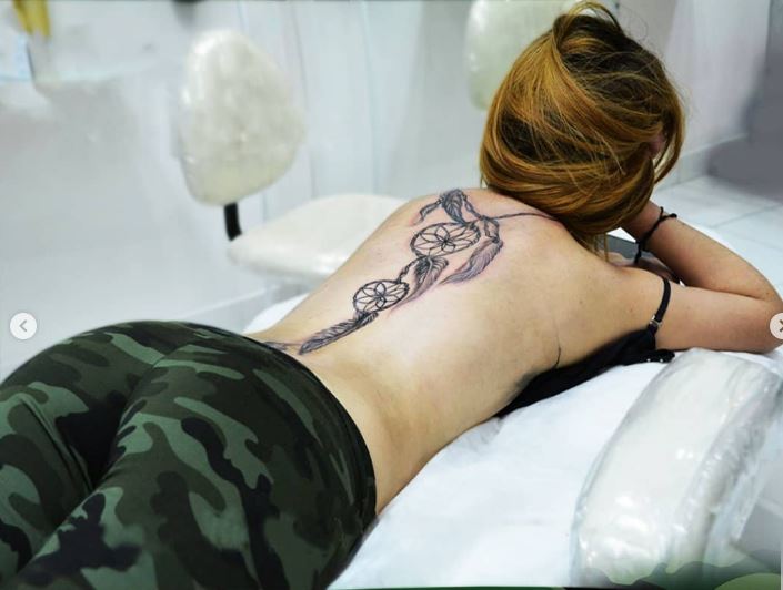 tatuaje de atrapasueños espalda mujer