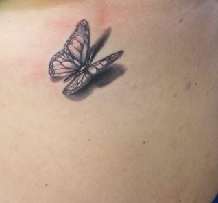 mariposa realista black and gray