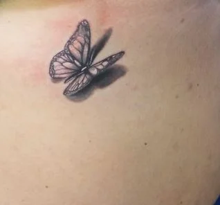 mariposa realista black and gray