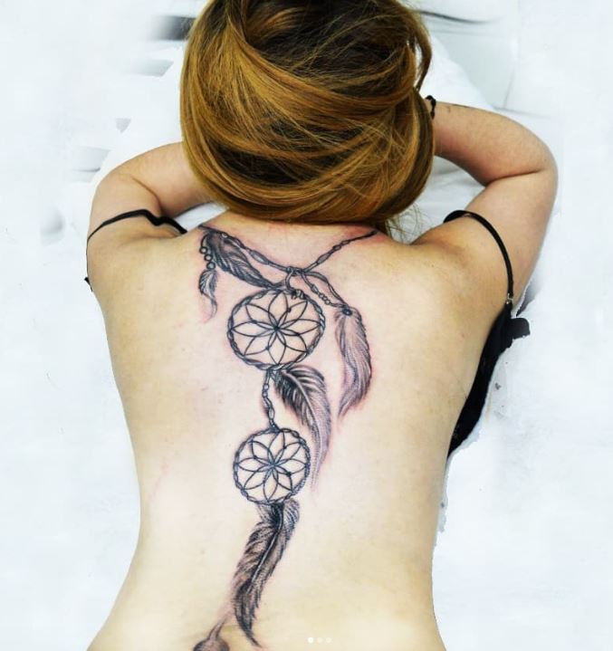 tatuaje de atrapasueños en la espalda de una mujer