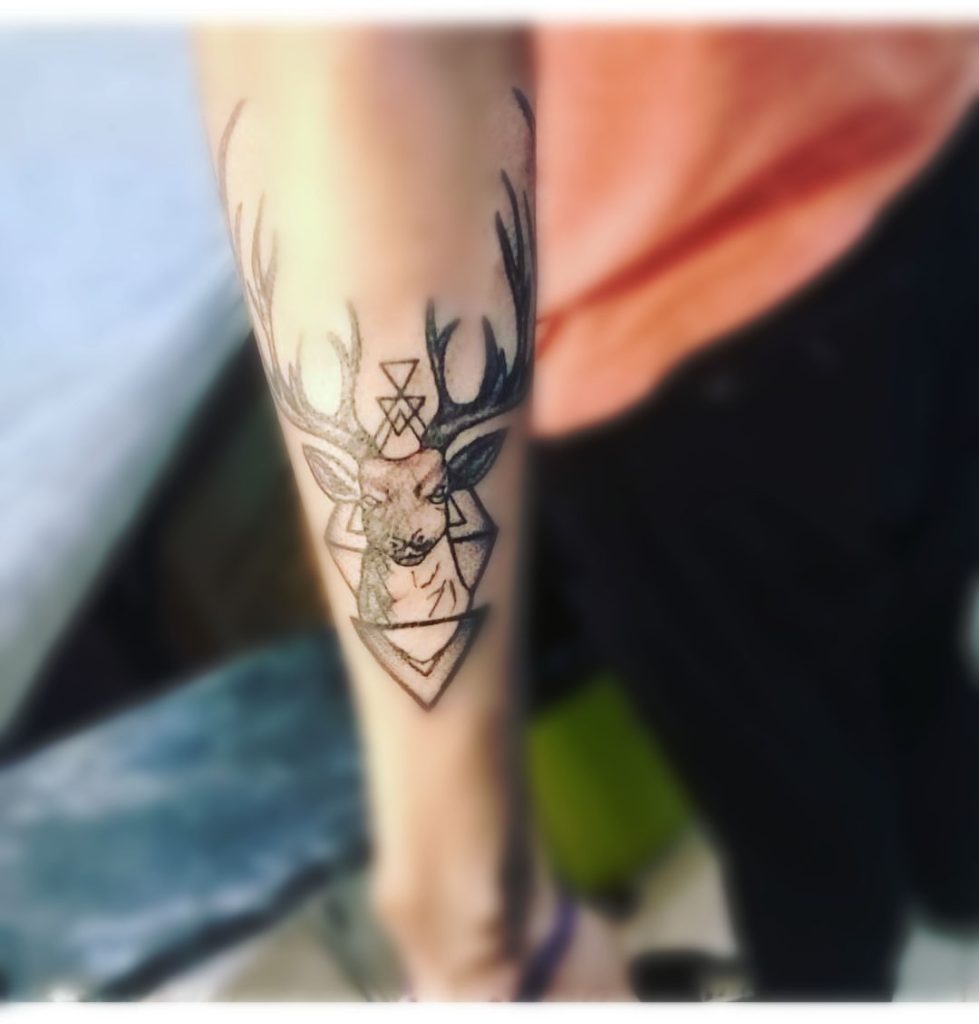 tatuaje de reno con geometría