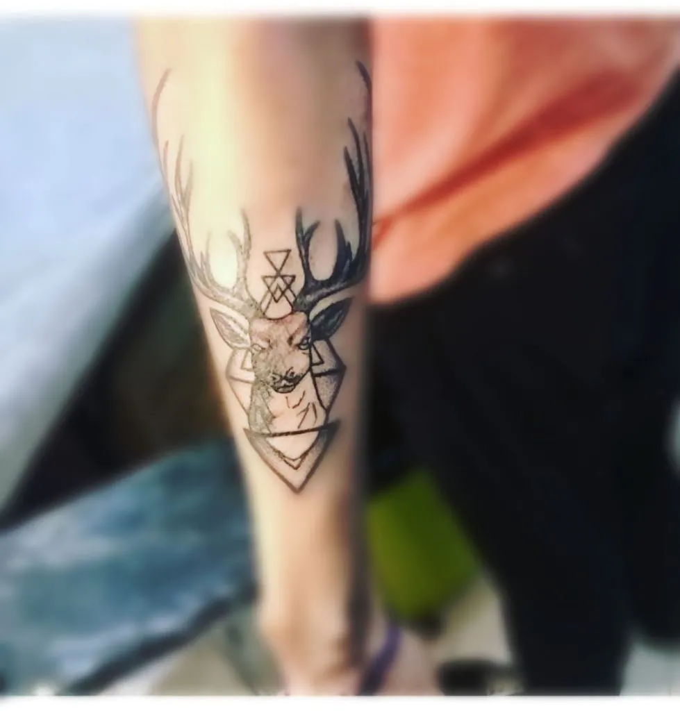 tatuaje de reno con geometría