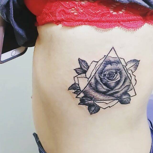 tatuaje de rosa con geometría