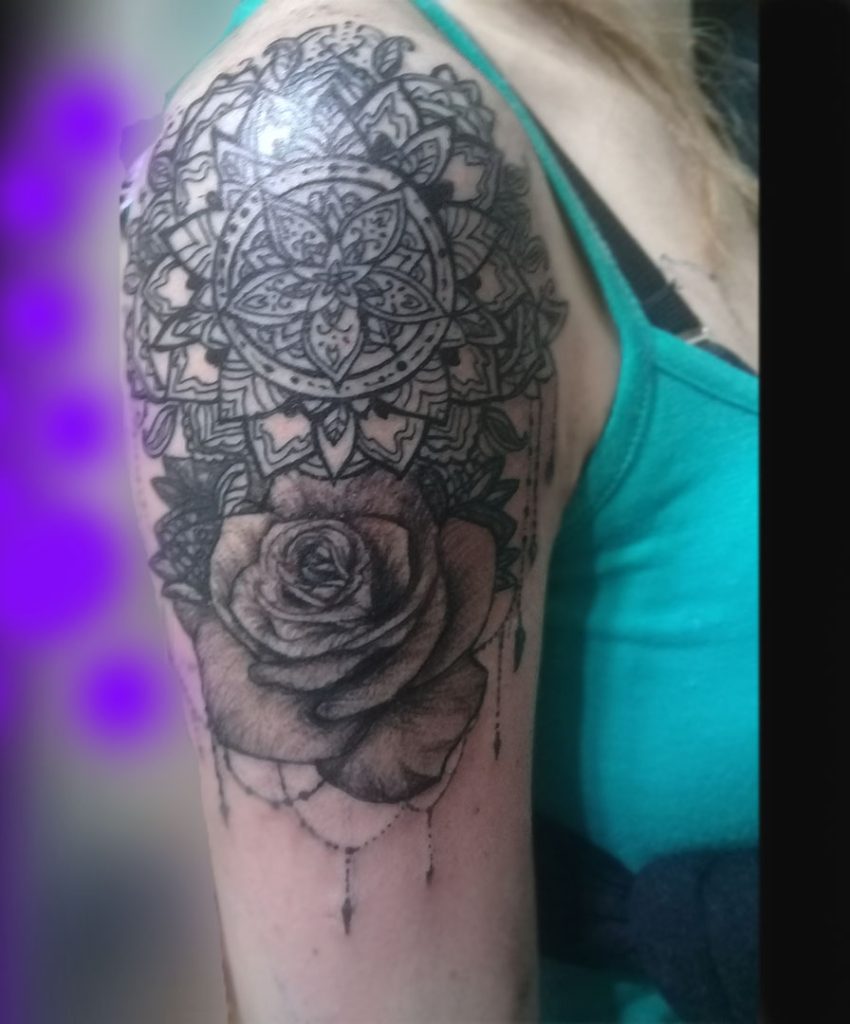 tatuaje de geometría y rosa