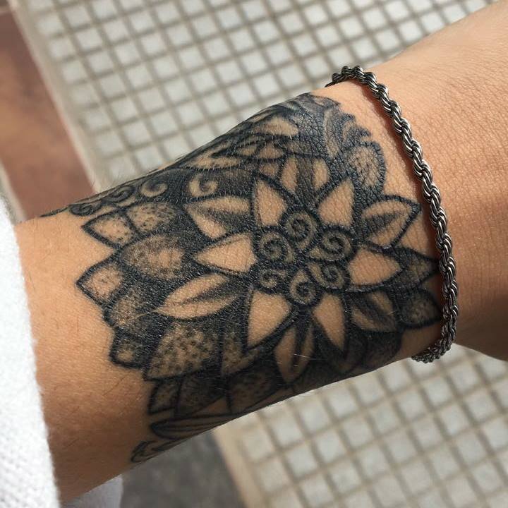 tatuaje de brazalete geometríco