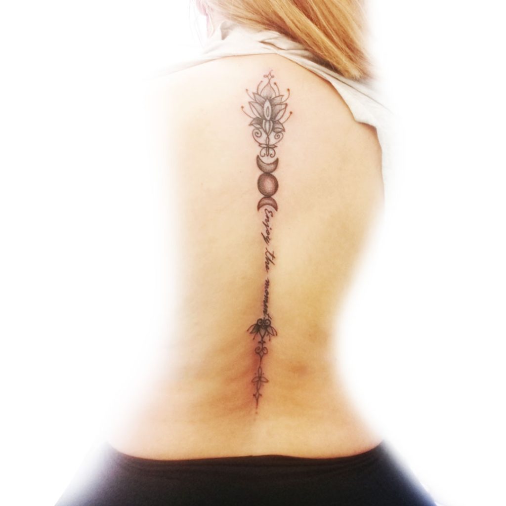 tatuaje de geometría vertical espalda