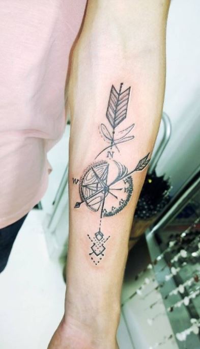 tatuaje de flecha geometríca