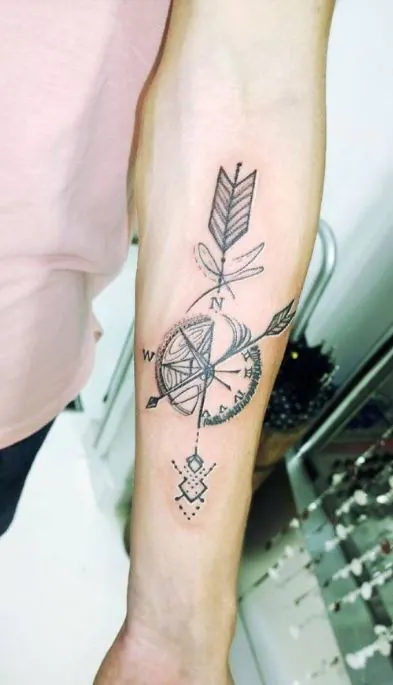 tatuaje de flecha geometríca