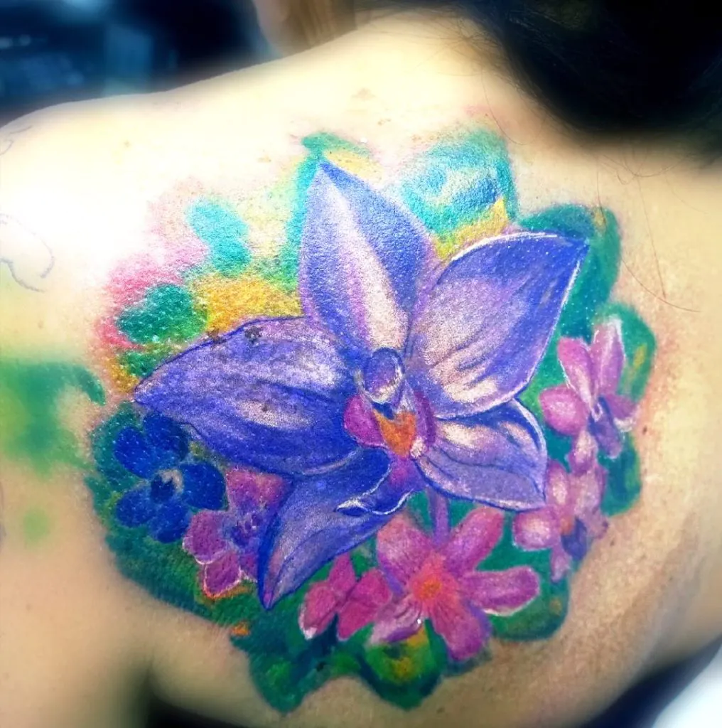 tatuaje de flor realista a color