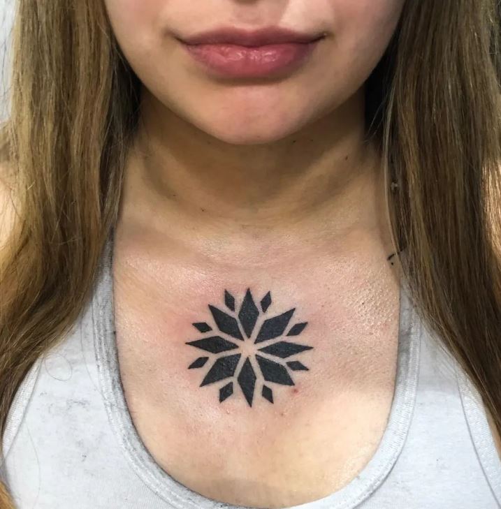 tatuaje de geometría en el pecho