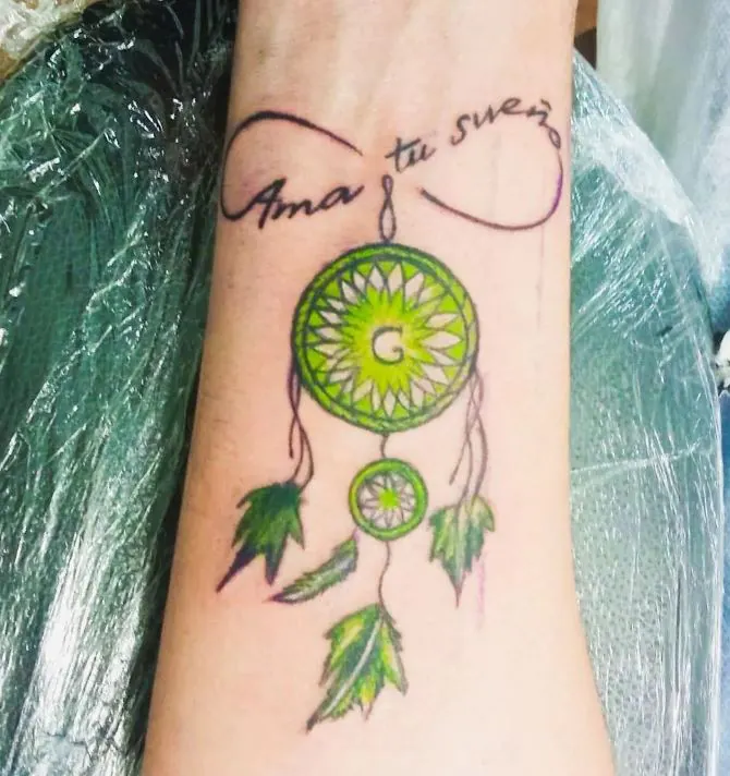 tatuaje de mandala estilo atrapasueños