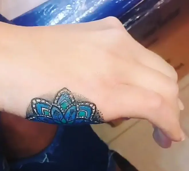tatuaje de mandala geometría al costado de la mano