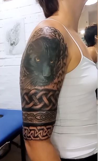 tatuaje de pantera con geometrias