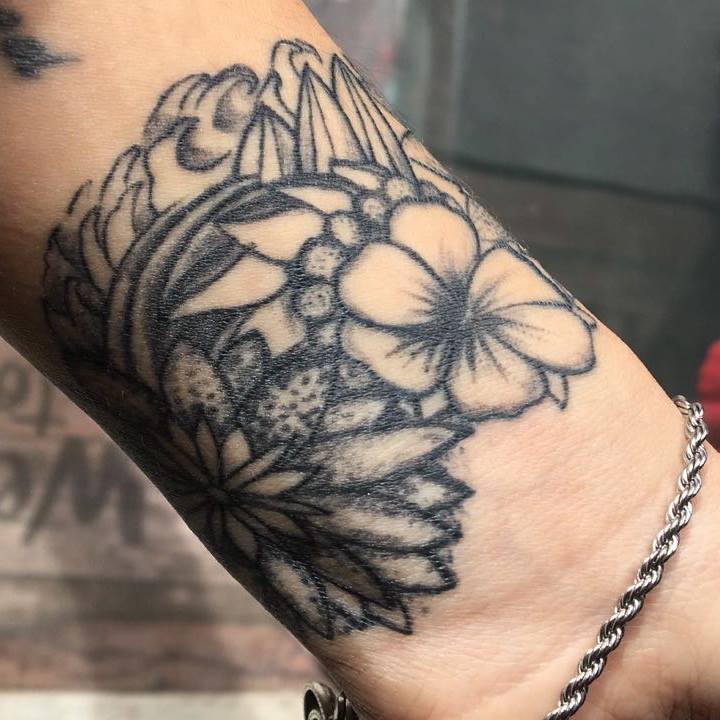 tatuaje estilo geometríco brazalete