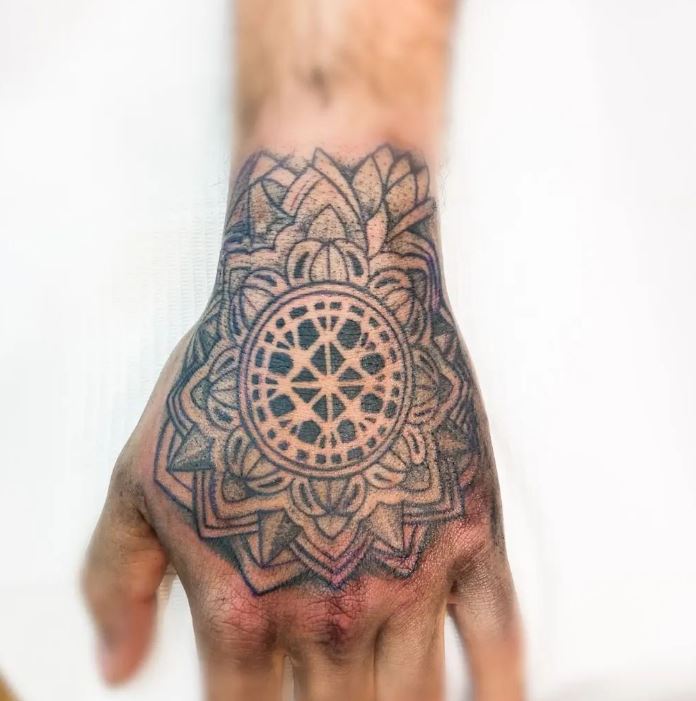 tatuaje geométrico mano