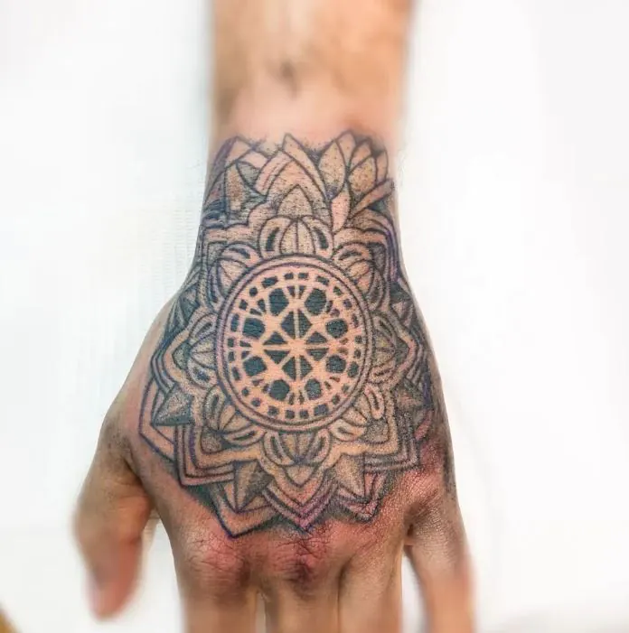 tatuaje geométrico mano