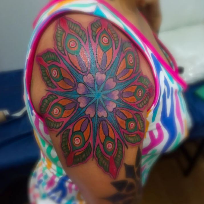 tatuaje mandala geométrica