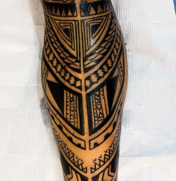 tatuaje maori pierna